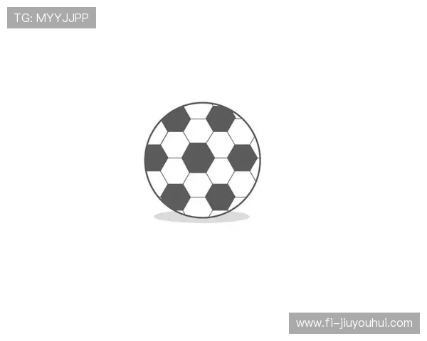 灰白色调定格绿茵瞬间展现足球赛场力量与激情之美